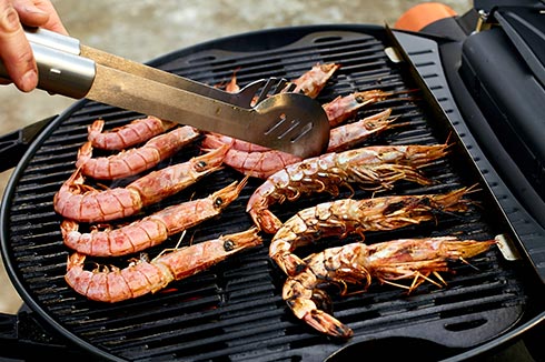 Cuisson des Gambas marinées au barbecue braises lefishgourmand